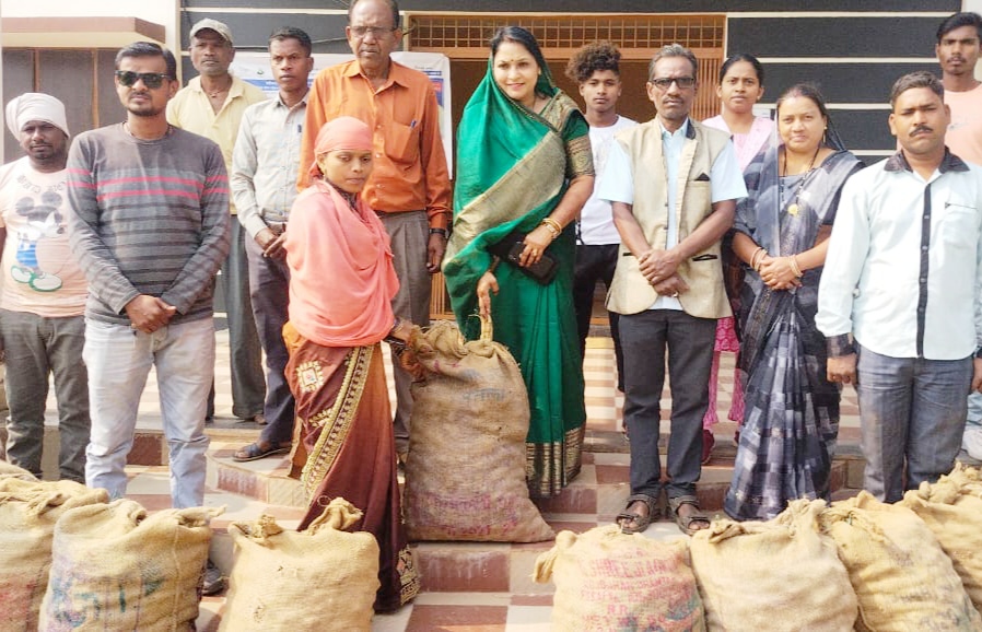 किसानों को तारिणी ने बांटे आलू के उन्नत बीज