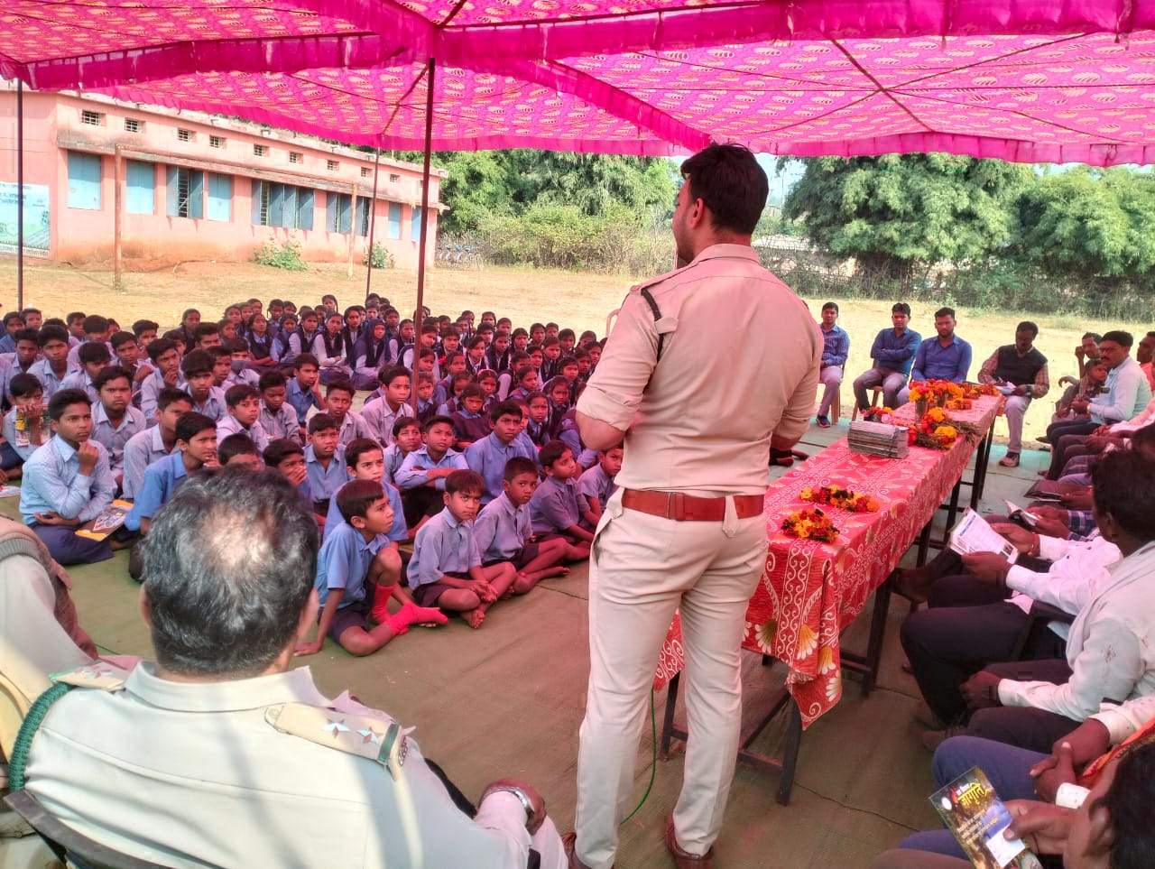 नचनिया स्कूल में वन मितान कार्यक्रम  बच्चों ने किया वन का भ्रमण, औषधियों की ली जानकारी