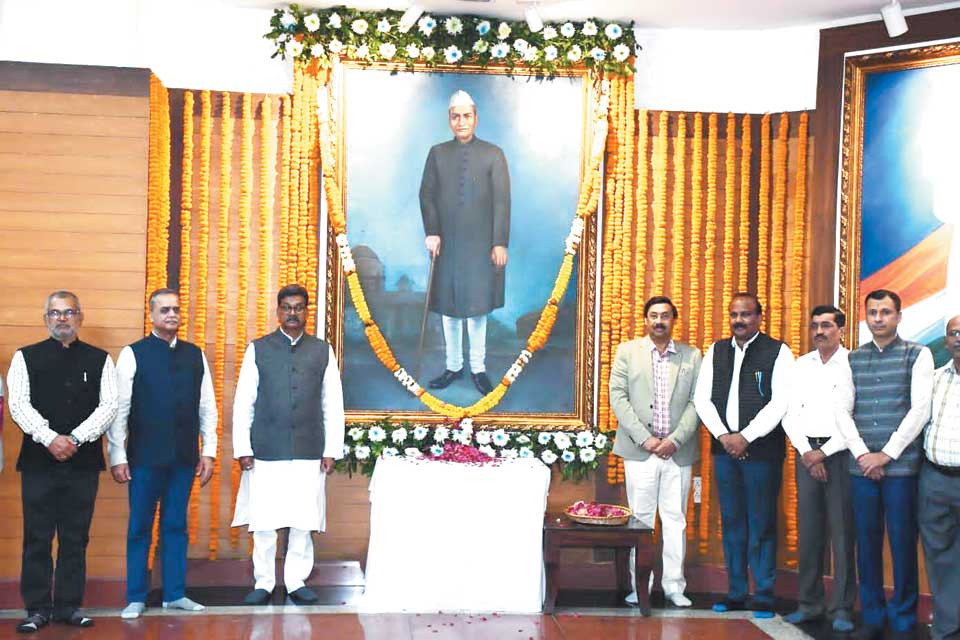 डॉ. राजेन्द्र प्रसाद और ध्यानचंद को बघेल और महंत ने किया नमन डॉ. राजेन्द्र प्रसाद और ध्यानचंद को बघेल और महंत ने किया नमन