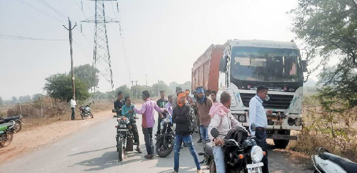 ट्रेलर ने मारी बाइक को टक्कर, चालक की मौत, साथी घायल