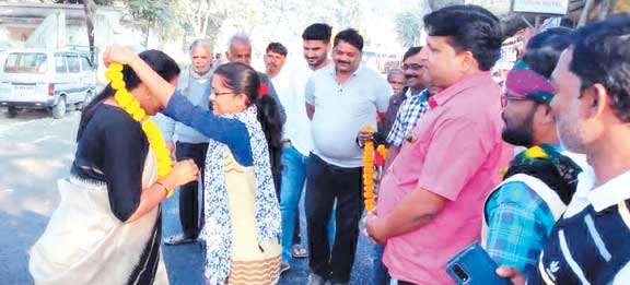 बदहाल एनएच-43 का डामरीकरण शुरू, ग्रामीणों में खुशी की लहर