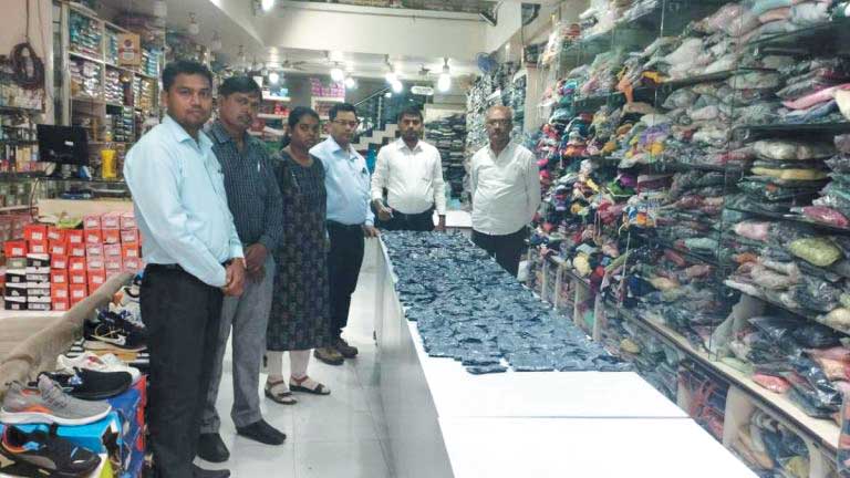 बिना लाइसेंस दवा बेच रहे कपड़े के दुकानदार पर कार्रवाई