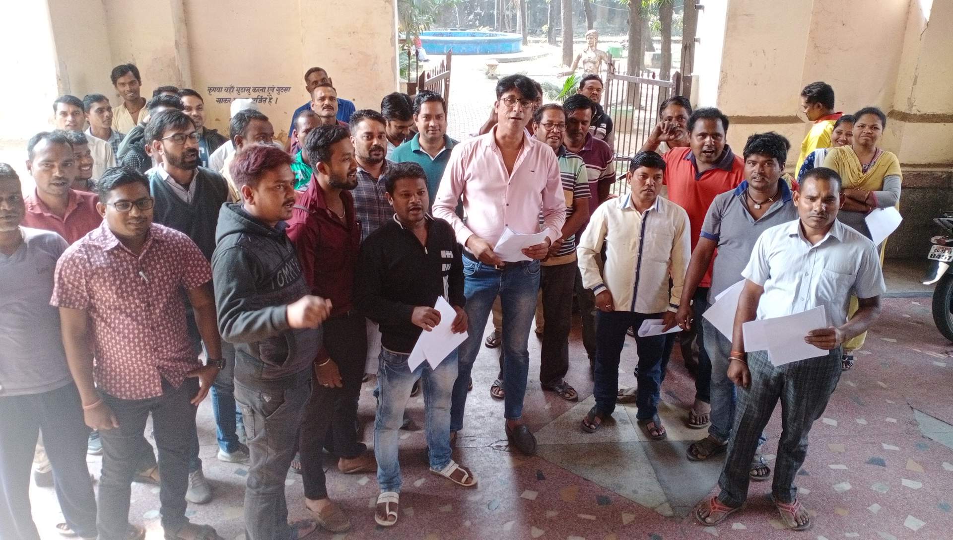 नियमितीकरण के लिए महापौर और आयुक्त को सौंपा ज्ञापन नियमितीकरण के लिए महापौर और आयुक्त को सौंपा ज्ञापन