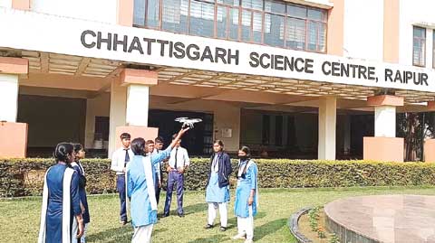 बच्चों ने ड्रोन टेक्नोलॉजी को समझा और उड़ाना भी सीखा