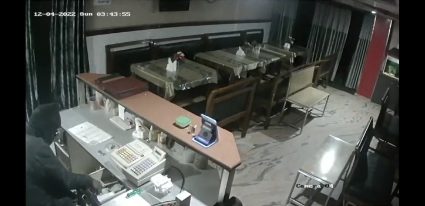 एसपी बंगले से चंद कदमों की दूरी  पर होटल सहित दो दुकानों में चोरी