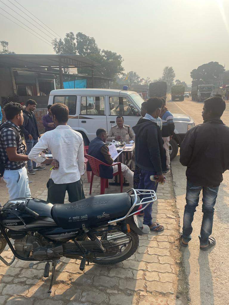 बिना हेलमेट व तीन सवारी चलने वाले 47 वाहन चालकों का कटा चालान बिना हेलमेट व तीन सवारी चलने वाले 47 वाहन चालकों का कटा चालान