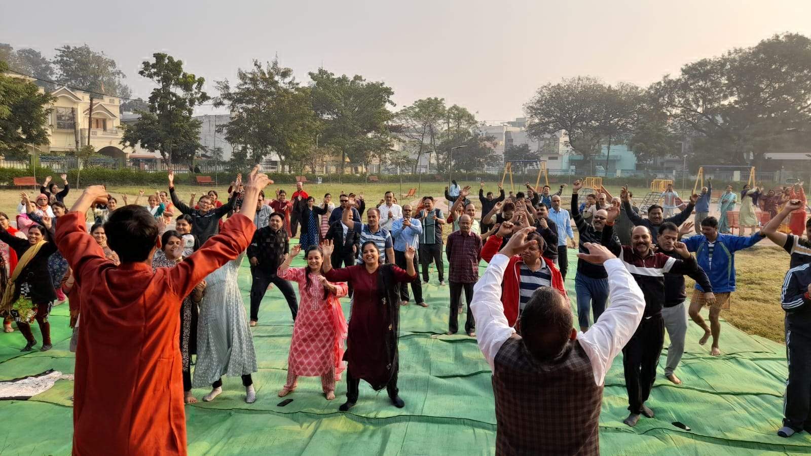 स्वस्थ शरीर, शांत मन और आनंदम के प्रति लोगों को जगाने डेमो क्लास स्वस्थ शरीर, शांत मन और आनंदम के प्रति लोगों को जगाने डेमो क्लास