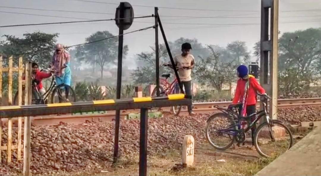 बिना पूर्व सूचना सुबह से बंद है रेलवे फाटक, बच्चों से लेकर सभी परेशान बिना पूर्व सूचना सुबह से बंद है रेलवे फाटक, बच्चों से लेकर सभी परेशान