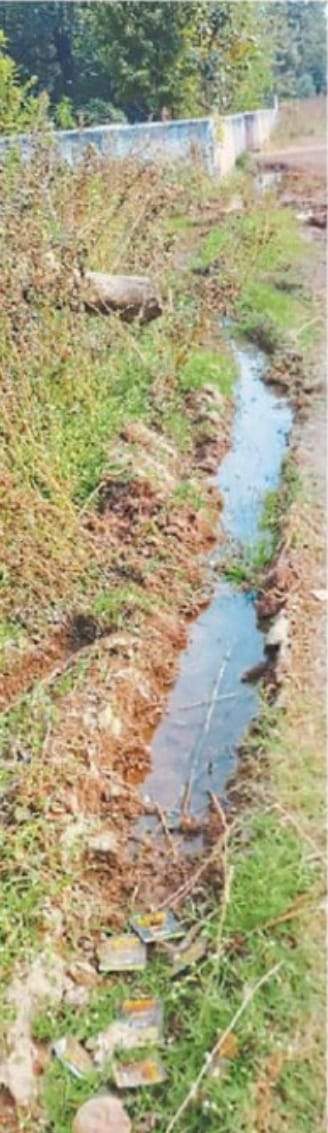 टंकी से सप्लाई के लिए लगाई पाइप लाइन क्षतिग्रस्त, बह रहा हजारों लीटर पानी