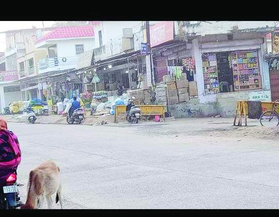 लखनपुर नपं में गुमास्ता एक्ट का पालन नहीं, अधिकांश दुकानें खुली रहती हैं