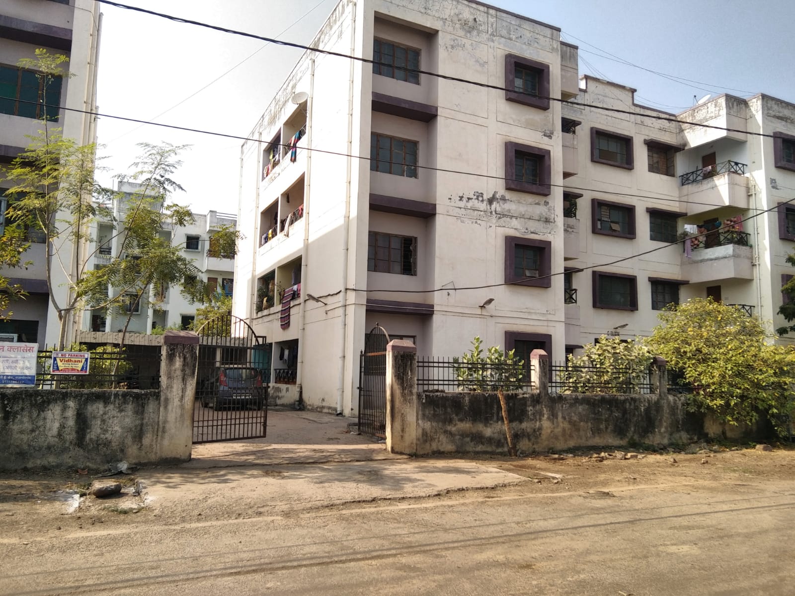 ठंड के मौसम में पानी के लिए भिड़ रही पुलिस परिवार की महिलाएं