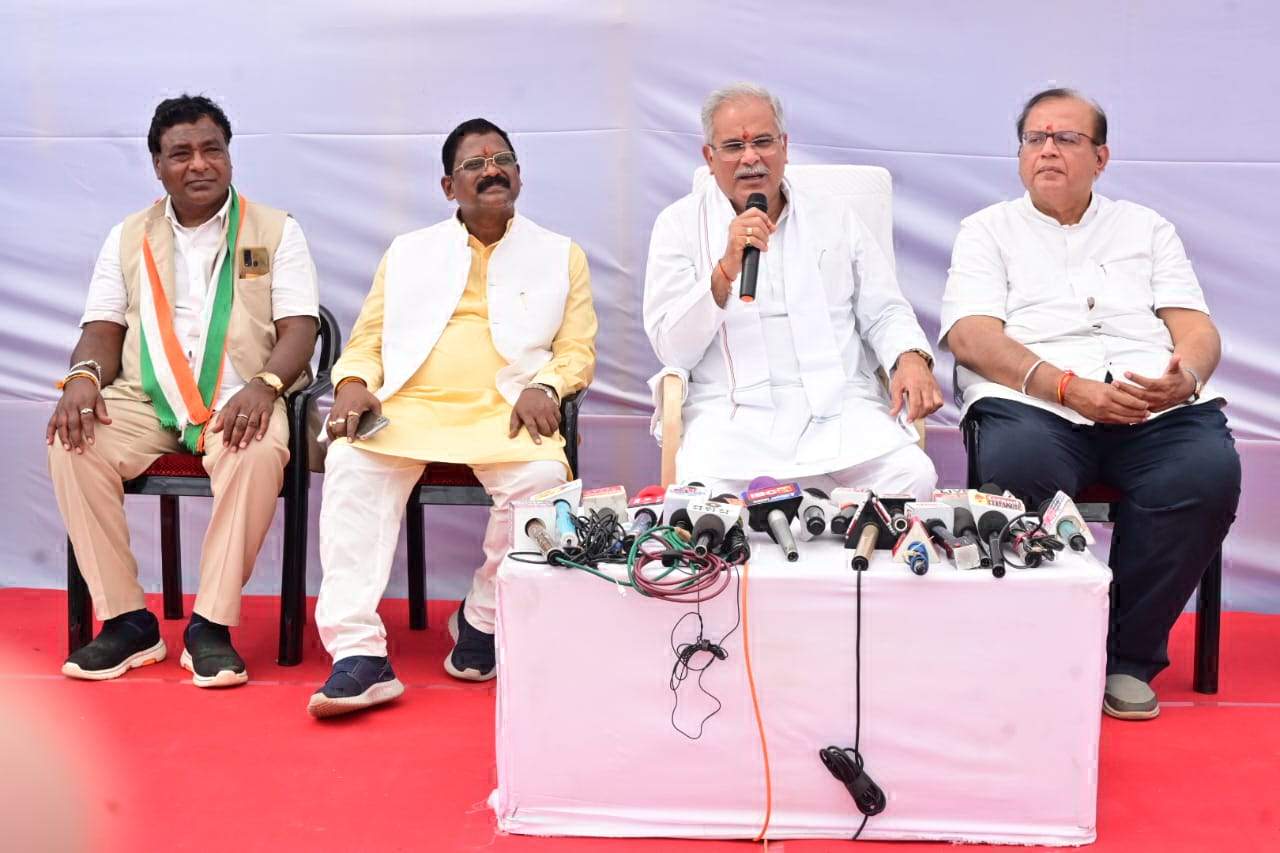 सीएम पत्रकारों से हुए रुबरु: प्रदेश में जल्द लागू होगा पत्रकार सुरक्षा कानून सीएम पत्रकारों से हुए रुबरु: प्रदेश में जल्द लागू होगा पत्रकार सुरक्षा कानून