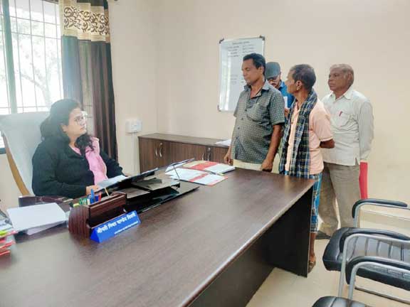 अपर कलेक्टर ने जनदर्शन में सुनी लोगों की समस्याएं अपर कलेक्टर ने जनदर्शन में सुनी लोगों की समस्याएं