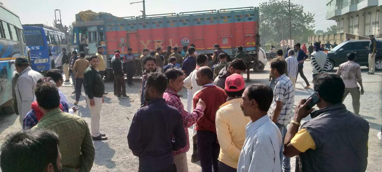 तेज रफ्तार ट्रक स्कूटी सवार को घसीटते ले गया काफी दूर, मौत 