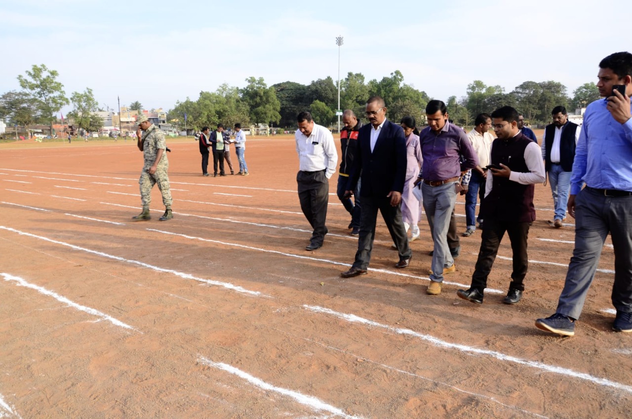 कमिश्नर ने लिया छत्तीसगढिय़ा ओलंपिक की तैयारियों का जायजा
