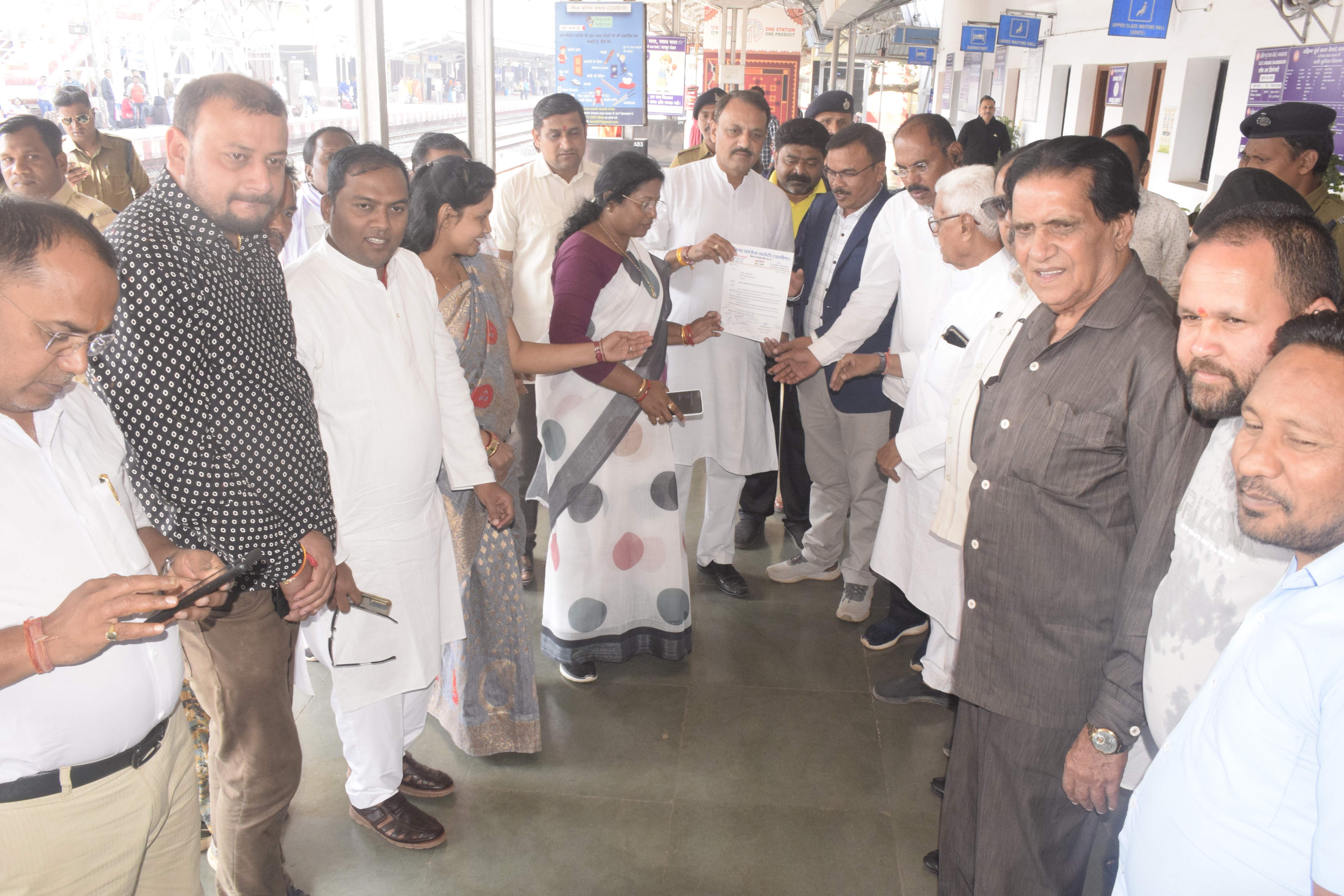 वंदे भारत एक्सप्रेस ट्रेन स्टापेज की मांग