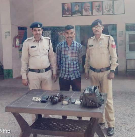 च्वाइस सेंटर से कैमरा चुराने वाला युवक गिरफ्तार, भेजा गया जेल