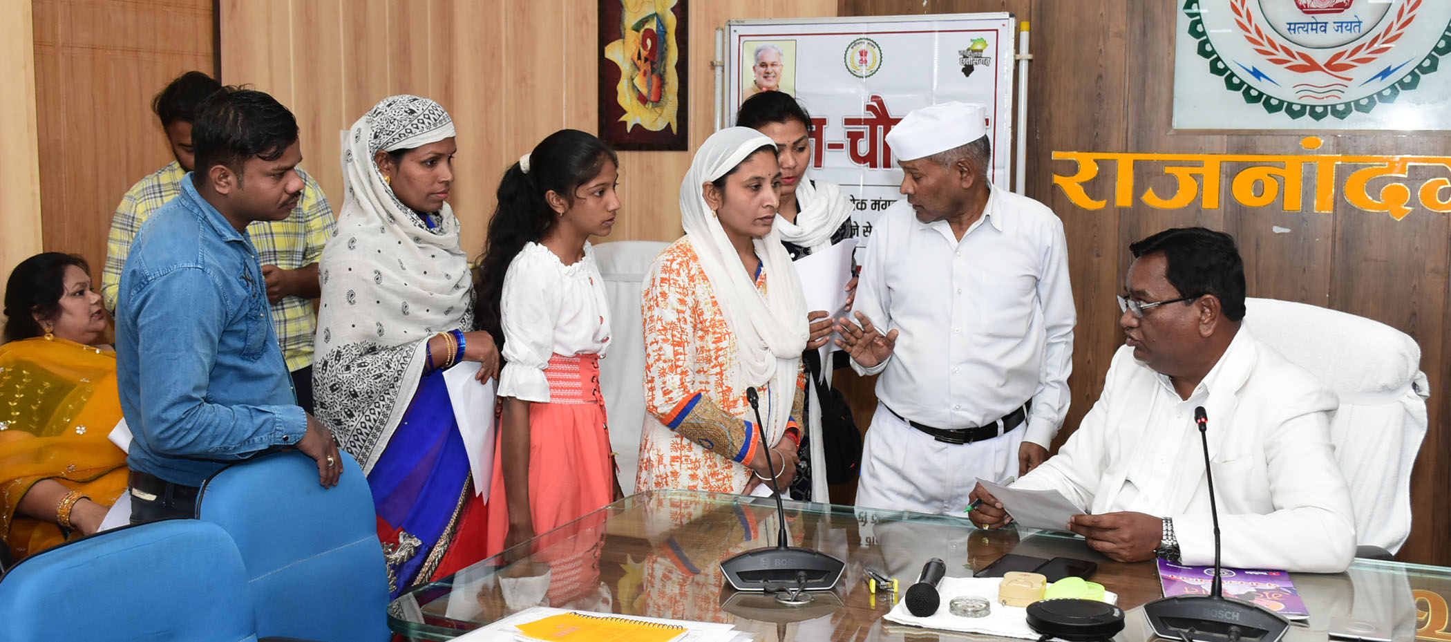  जन-चौपाल में 26 आवेदन, किसान किताब का वितरण 
