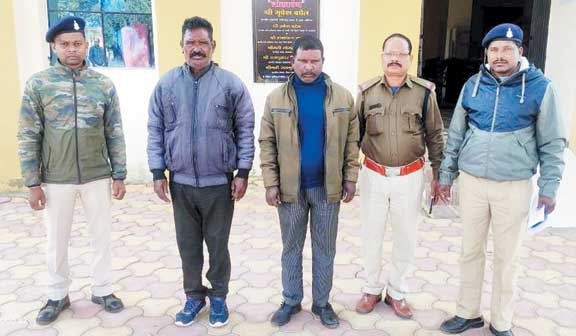 नकली पुलिस बन ग्रामीण से लूटपाट, 2 बंदी