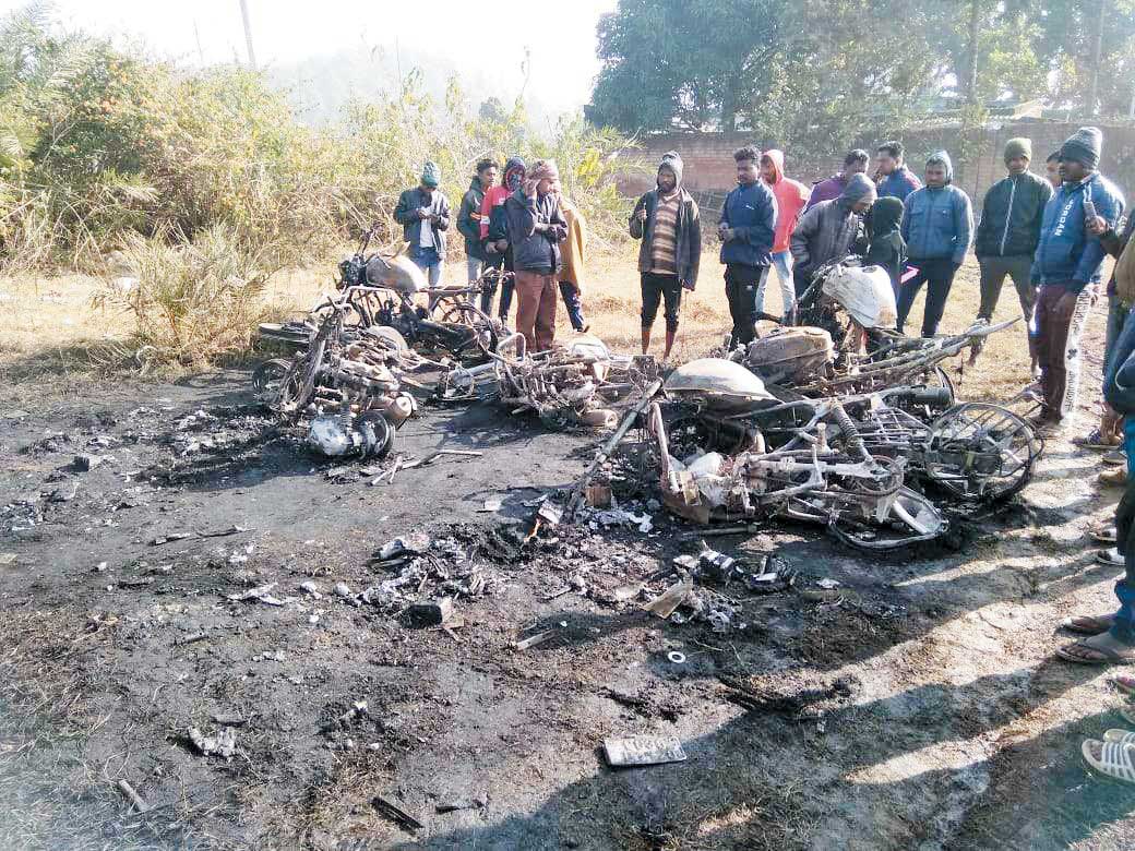 असामाजिक तत्वों ने लगाई 12 बाइकों में आग