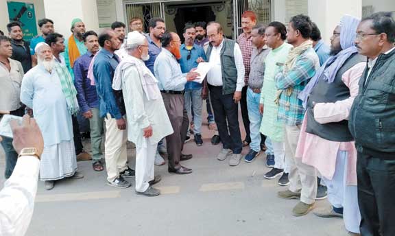 निर्माणाधीन मस्जिद में आपत्तिजनक चीजें फेंकने की निंदा, गिरफ्तारी की मांग