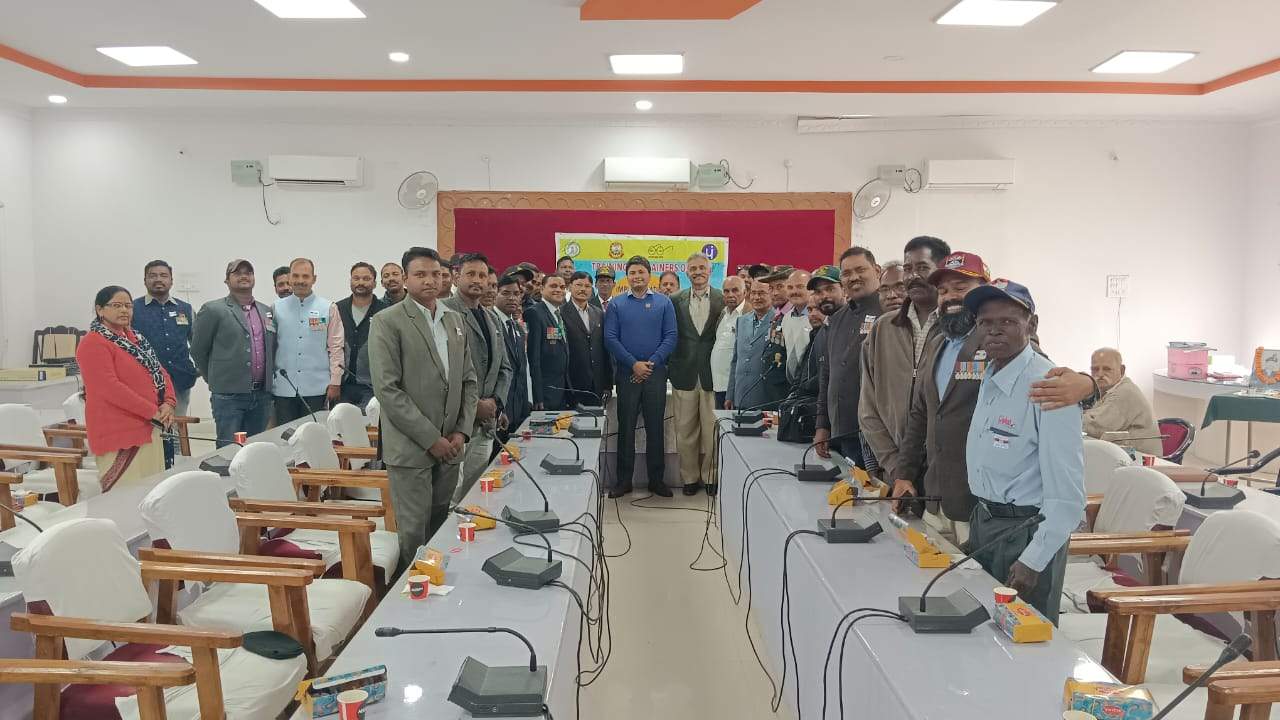 भूतपूर्व सैनिकों एवं शहीदों के परिजनों को टोकन ध्वज लगा किया सम्मानित