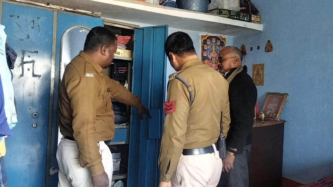 कहीं चोरी करके जलाया घर तो कहीं सूने मकान से सामान पार