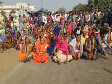 ट्रक की चपेट में युवक की मौत ट्रक की चपेट में युवक की मौत