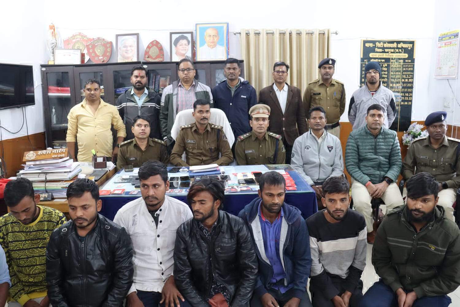 ईनाम का झांसा देकर ठगी, बिहार के एक नाबालिग सहित 9 गिरफ्तार 