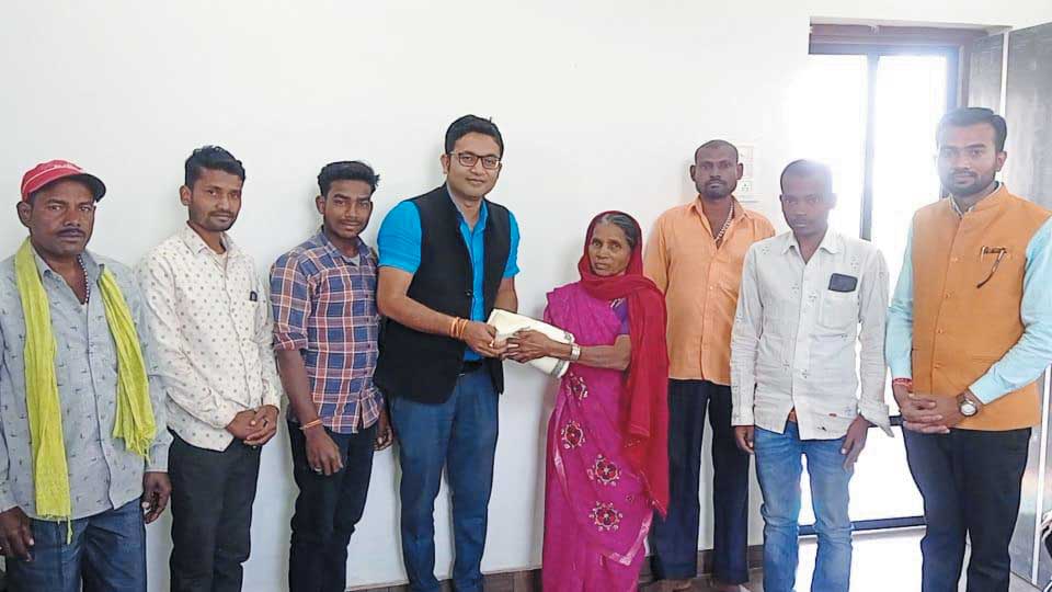 हादसे में बेटे की मौत, भाजयुमो नेता के प्रयास से मिली नौकरी-मुआवजा, परिजनों ने आभार जताया हादसे में बेटे की मौत, भाजयुमो नेता के प्रयास से मिली नौकरी-मुआवजा, परिजनों ने आभार जताया