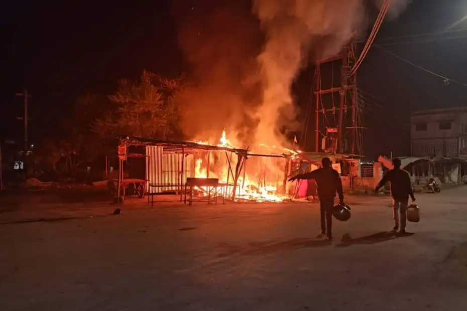 चार दुकानों में लगी आग, मची अफरा-तफरी