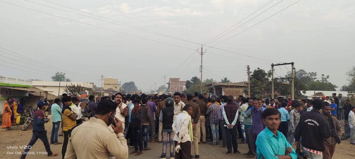 मेटाडोर की चपेट में मासूम की मौत, ग्रामीणों ने किया चक्काजाम