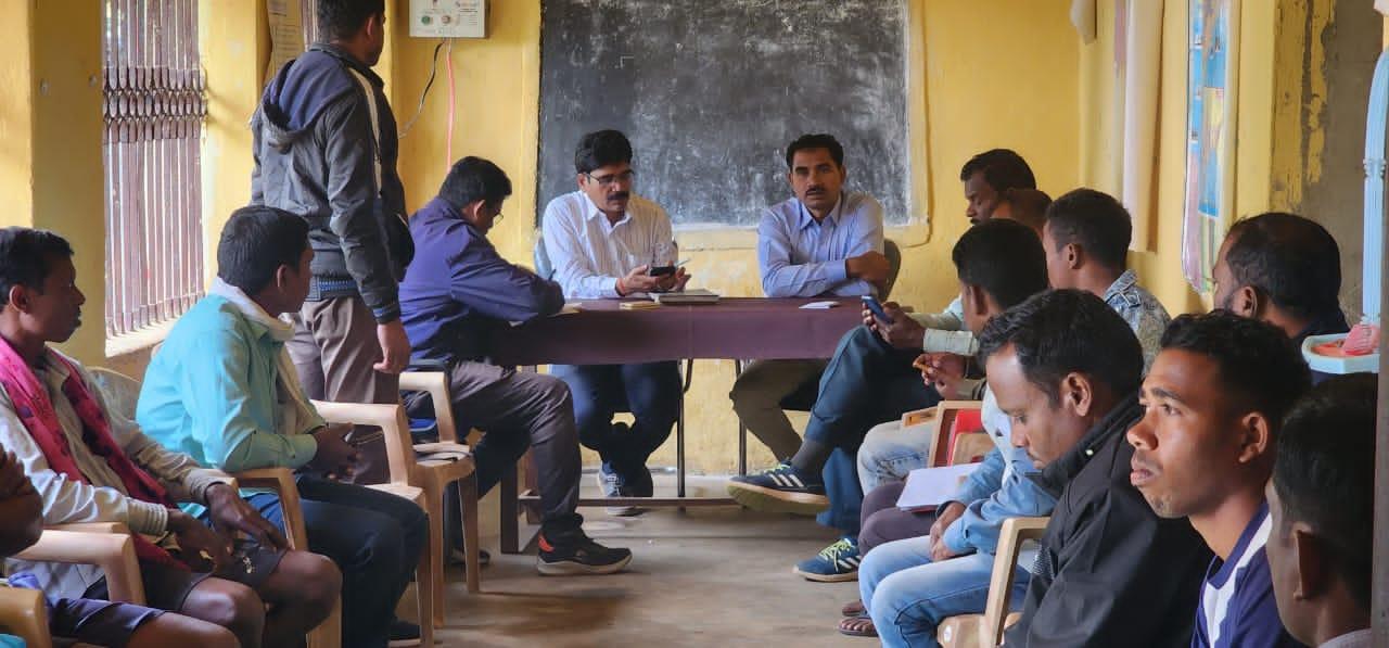 गैरहाजिर शिक्षक की ग्रामीणों ने कलेक्टर से की शिकायत, स्कूल पहुंची जांच टीम गैरहाजिर शिक्षक की ग्रामीणों ने कलेक्टर से की शिकायत, स्कूल पहुंची जांच टीम