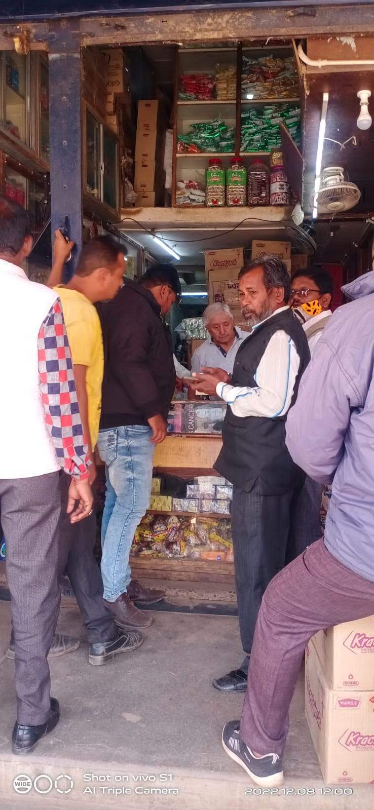 8 दुकानों से 3 हजार जुर्माना, 2 किलो पॉलीथिन जब्त 8 दुकानों से 3 हजार जुर्माना, 2 किलो पॉलीथिन जब्त