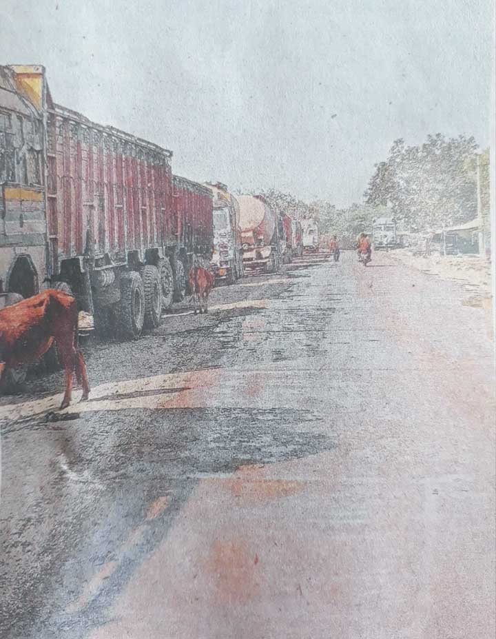 सडक़ किनारे बेतरतीब वाहनें, हादसे की आशंका