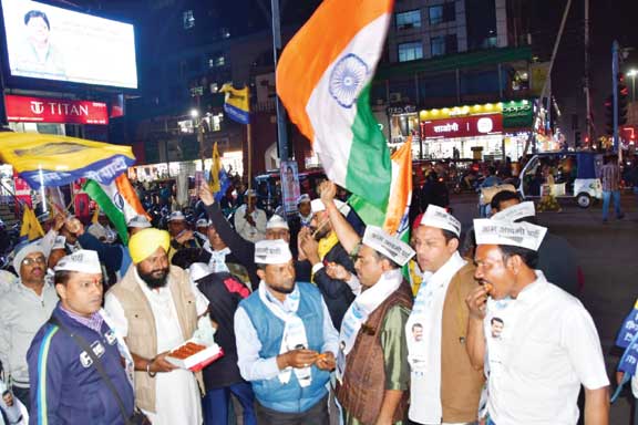  आप कार्यकर्ताओं ने जयस्तंभ चौक में मनाया जश्न