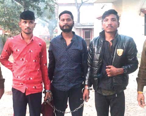 बिरयानी सेंटर में जानलेवा हमला करने वाले तीन युवक गिरफ्तार बिरयानी सेंटर में जानलेवा हमला करने वाले तीन युवक गिरफ्तार
