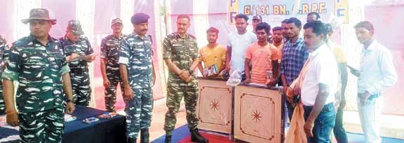 सिविक एक्शन कार्यक्रम: सीआरपीएफ ने ग्रामीणों को बांटे जरूरत के सामान