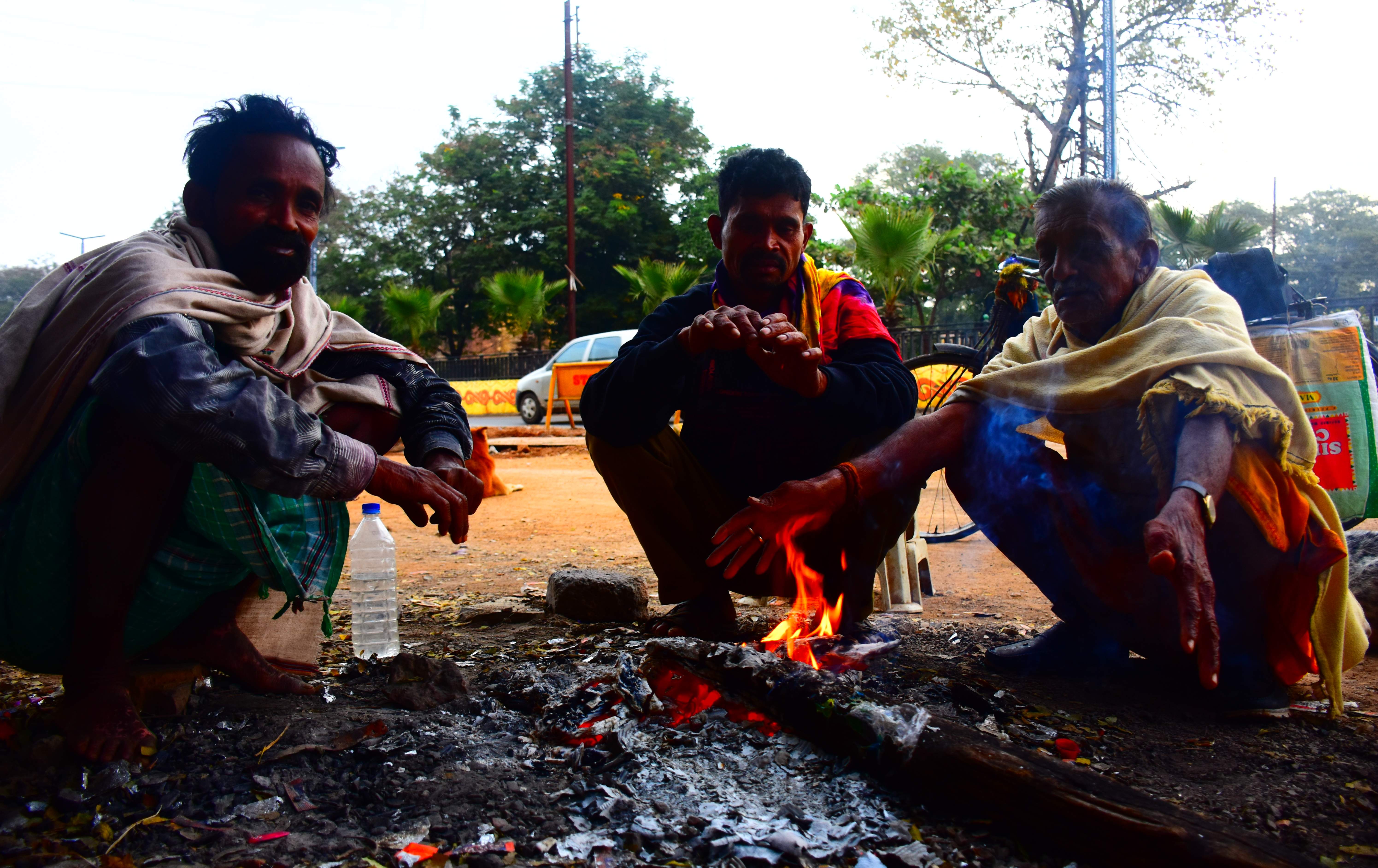 ठंड से बचने अलाव जलाने के निर्देश