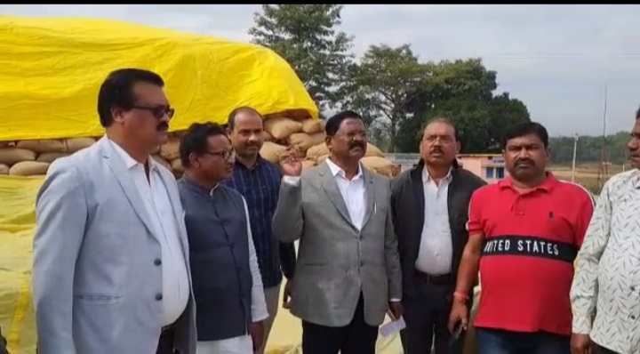 खाद्य मंत्री ने धान खरीदी केंद्र का किया औचक निरीक्षण