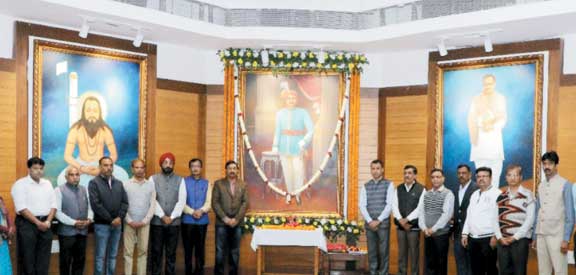 शहीद वीर नारायण सिंह को उनके बलिदान दिवस पर किया नमन, बघेल-उईके भी श्रद्धावनत