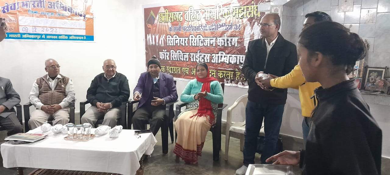 बालिका छात्रावास में स्कूली ड्रेस, स्वेटर-मोजे वितरित