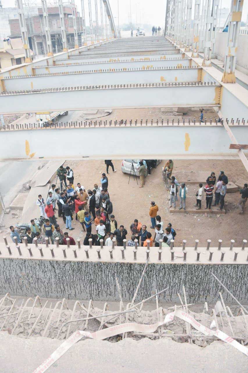 लोगों ने कुम्हारी थाना घेरा, ठेकेदार पर एफआईआर