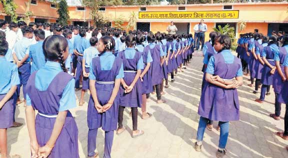 स्कूलों में रक्षा टीम का जागरूकता कार्यक्रम