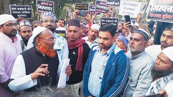 मुस्लिम समुदाय ने निकाला मौन जुलूस