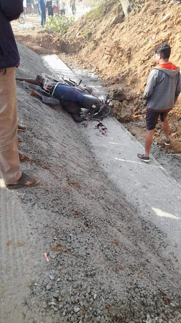 बाइक समेत गड्ढे में गिरने से युवक की मौत