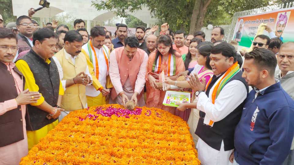 सोनाखान पहुँचकर प्रभारी मंत्री ने दी शहीद वीर नारायण सिंह को श्रद्धांजलि सोनाखान पहुँचकर प्रभारी मंत्री ने दी शहीद वीर नारायण सिंह को श्रद्धांजलि