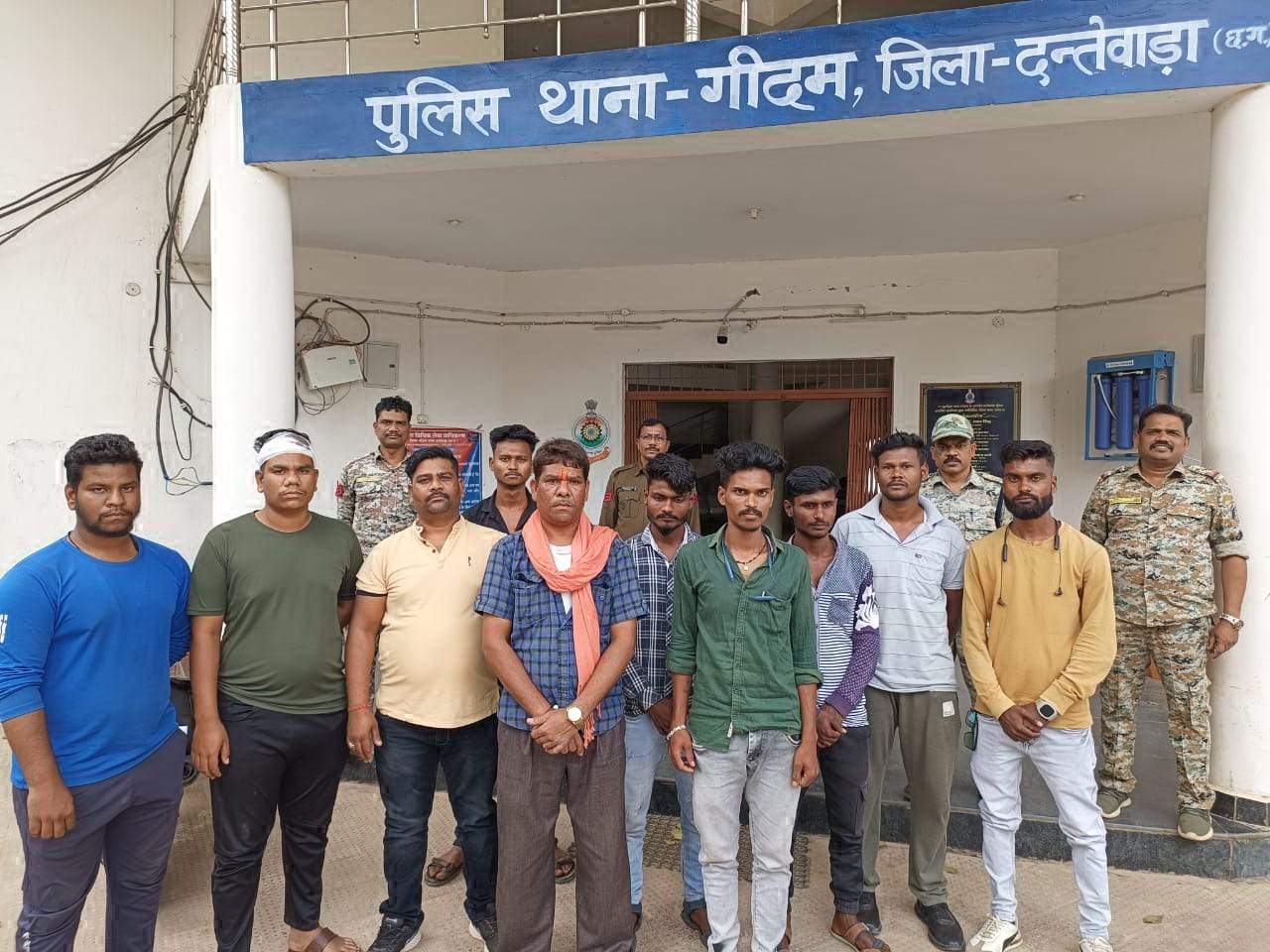 दो पक्षों में विवाद, दर्जन भर आरोपी हिरासत में