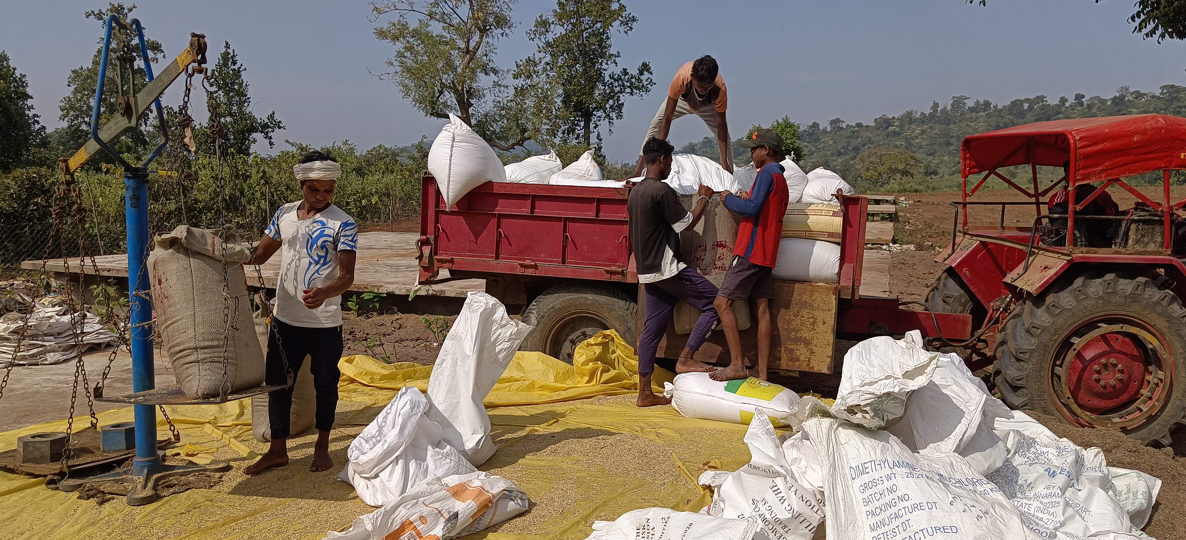 धान खरीदी केंद्रों में अव्यवस्था का आलम, किसान हलाकान