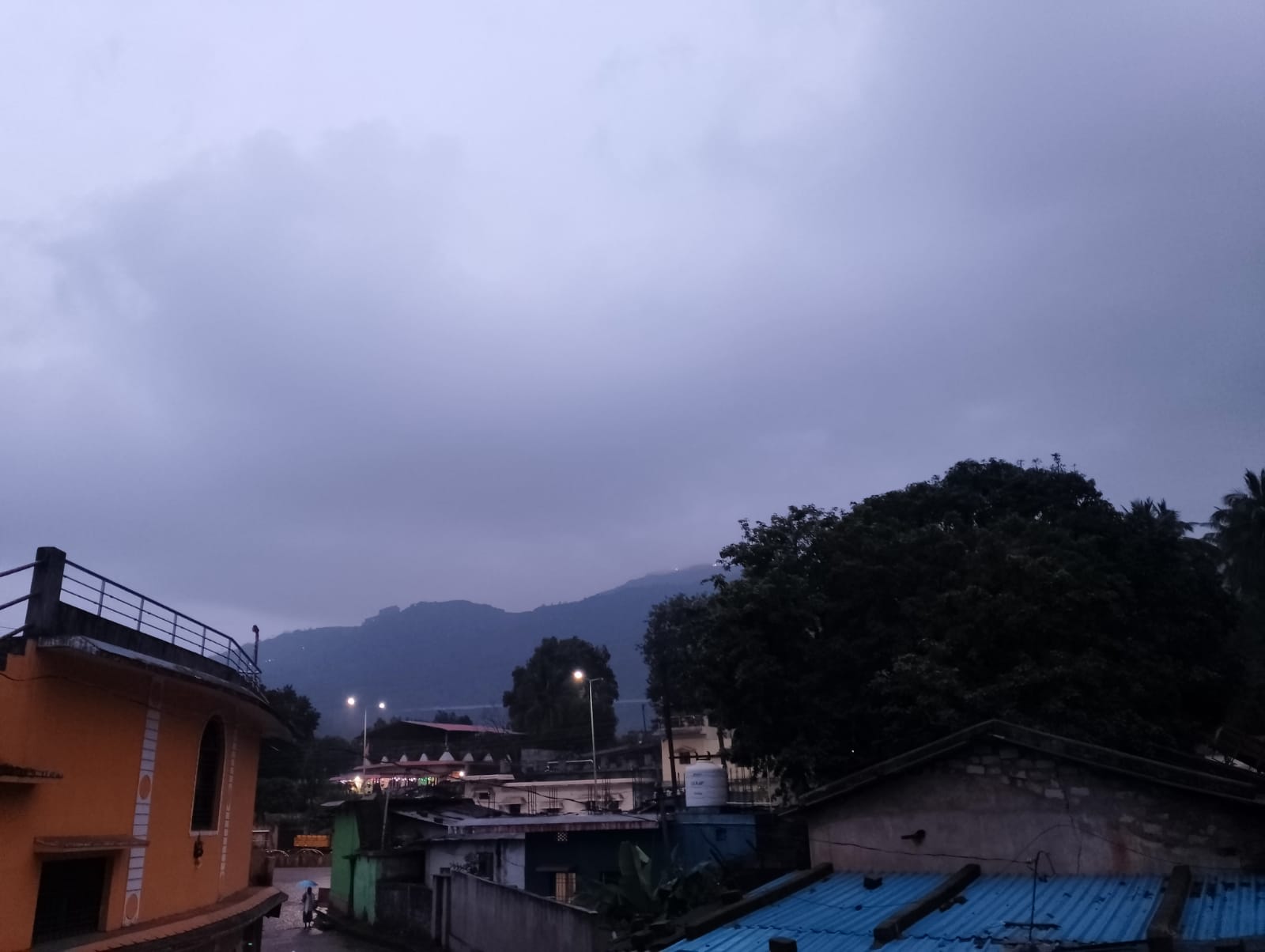 तूफान का असर, बारिश से मौसम का मिजाज बदला, ठंड ने दी दस्तक